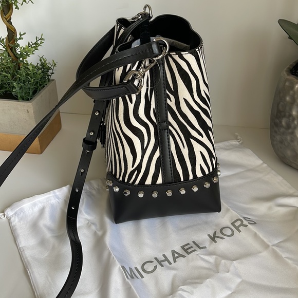 Michael Kors Mercer Gallery striped Convertible Bucket Shoulder Bag or crossbody - Picture 11 of 12